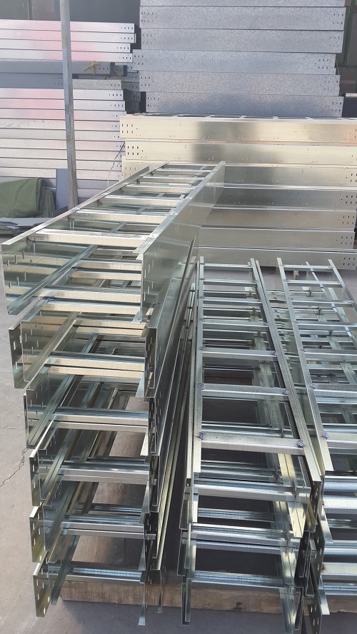 大跨距梯式电缆桥架